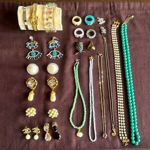 Lot of costume jewelry: Chanel logo, faux pearls, faux turquoise, rhinestones…